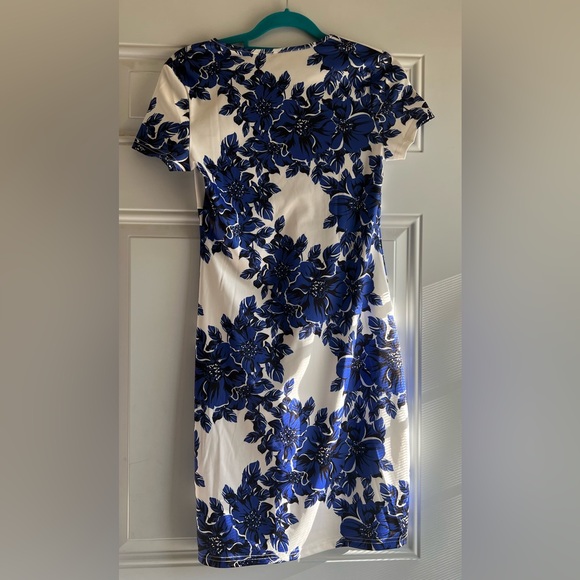 Emery Rose Blue and White Floral Dress 🥳 - Picture 2 of 4